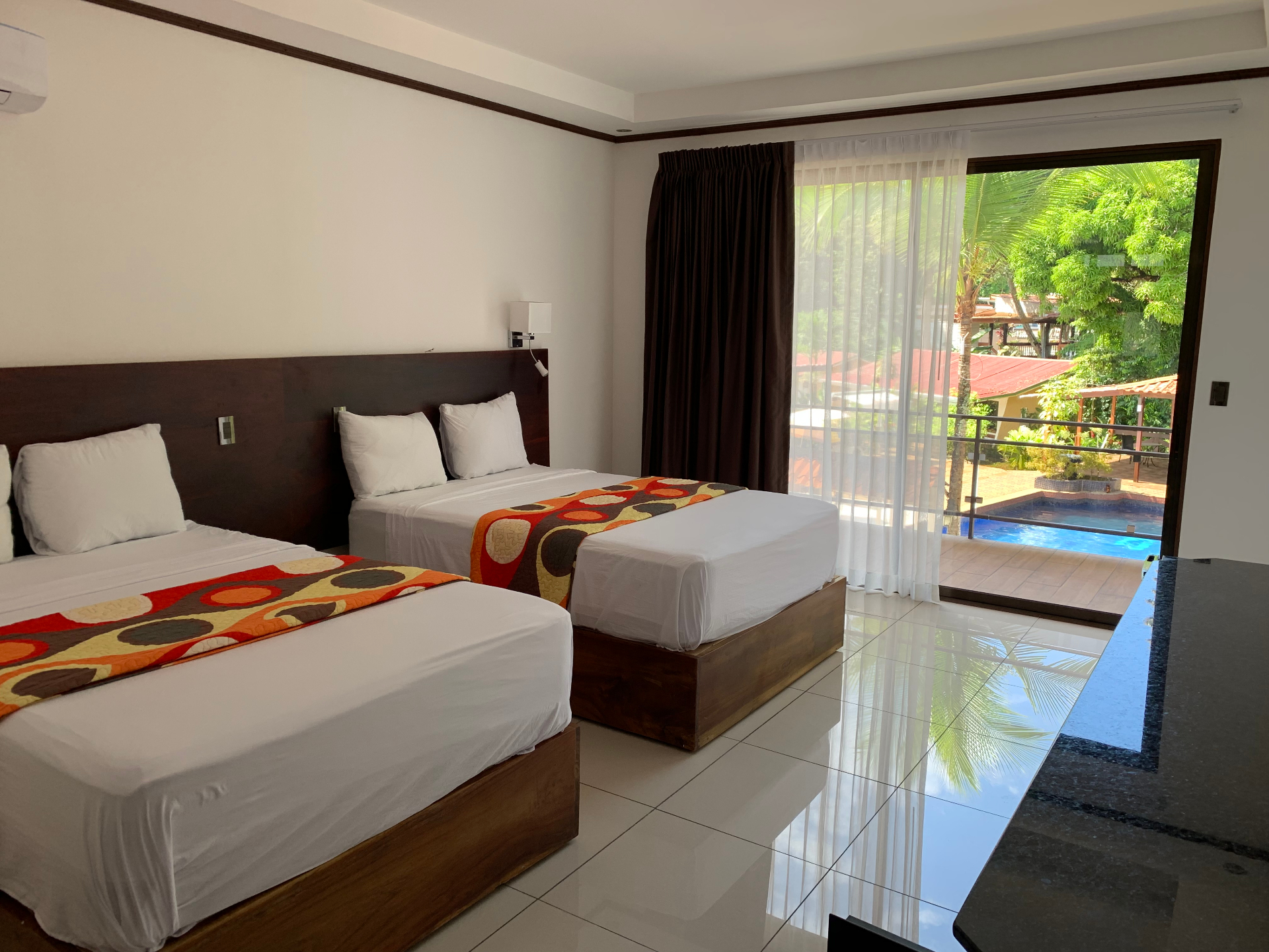 Habitación Deluxe Cuádruple con dos camas dobles y vista a la piscina